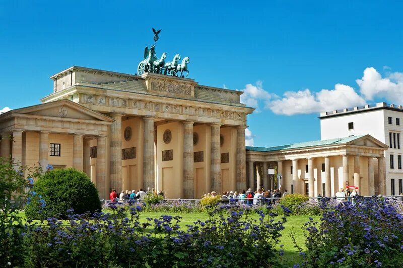 Берлин, город. Berlin besuchen. Бранденбургские ворота классицизм. Панорама арбатской площади. Символ берлина бранденбургские ворота.