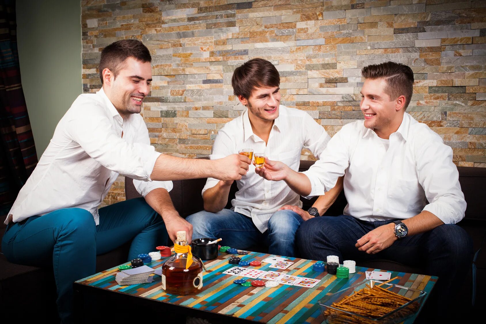 Buckshot with friends. Friends playing Poker. Крутейшая фотография компании друзей подростков играющие в Покер. С друзьями за столом стопка фото. Фото Покер друзья и пиво.