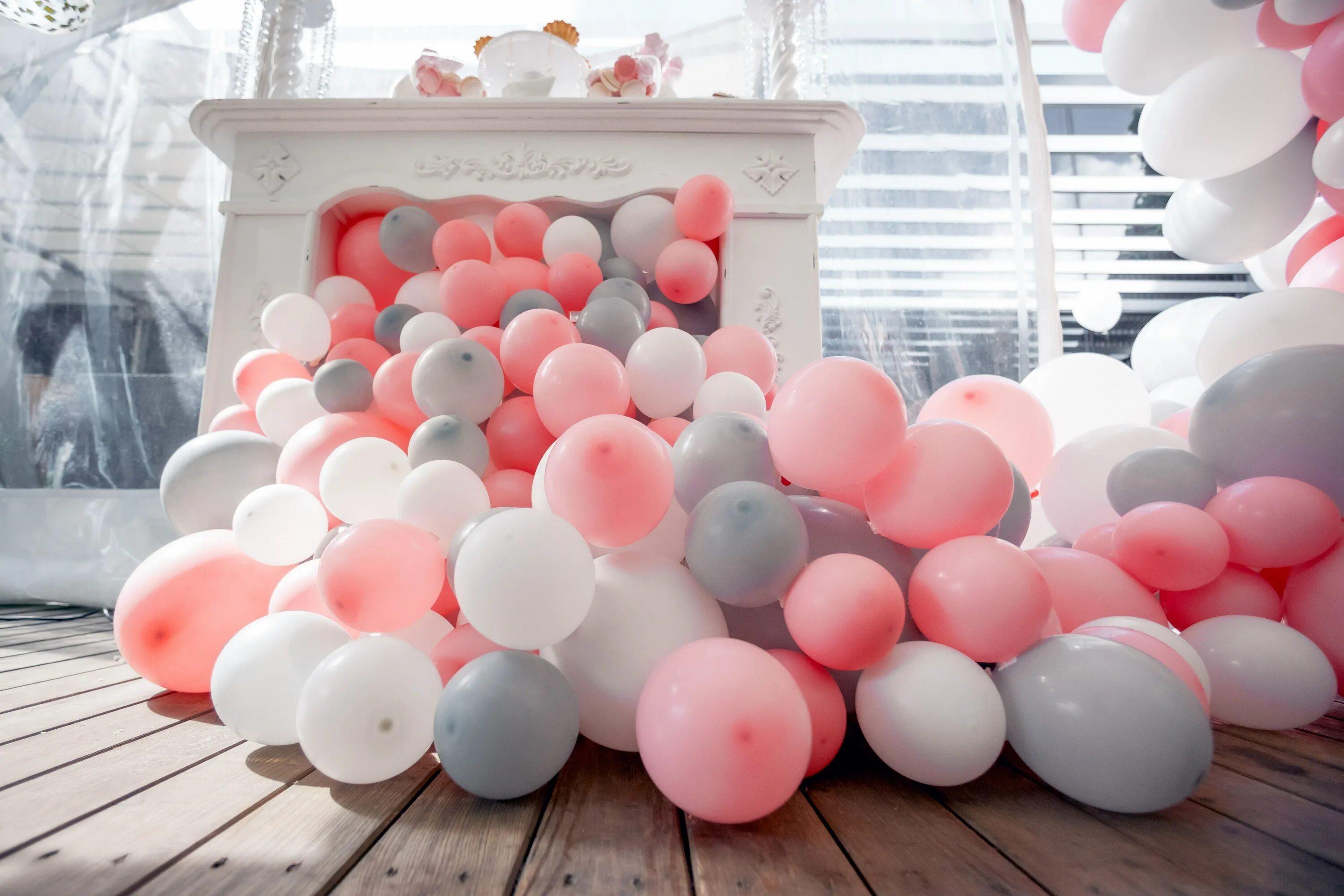Шары на праздник. Фотозона на свадьбу с шарами. Воздушные шары праздник. Воздушные шары на свадьбу.