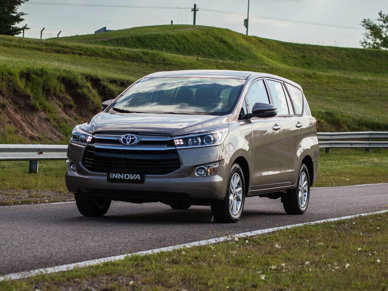 Toyota ractis 100. тойота аурис 2014 года. Toyota innova фото. Toyota verso 2018. тойота иннова.