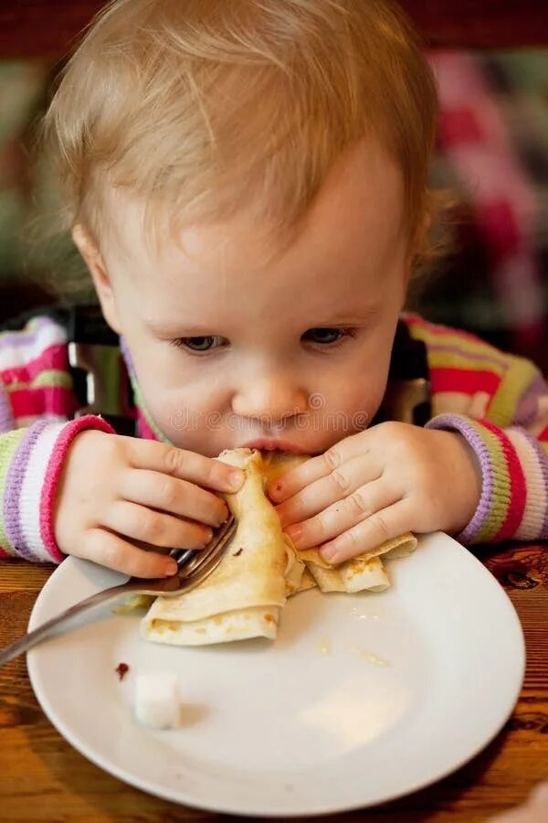 С чем кушать блины. Ребенок кушает. Блинчики для детей. Девочка ест блины. Ребенок ест блинчики.