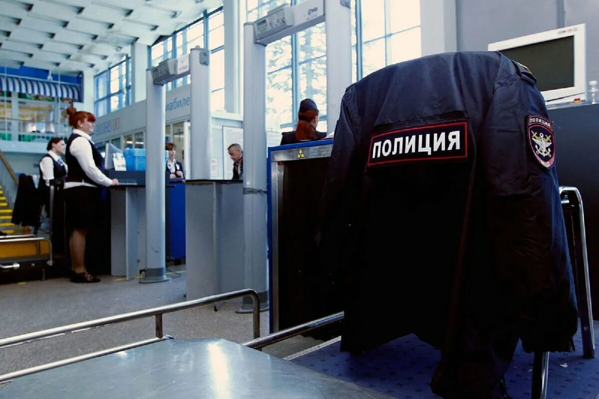 Транспортная безопасность юга. Полицейский в аэропорту. служба безопасности аэропорта. транспортная полиция в аэропорту. транспортная безопасность аэропорта.