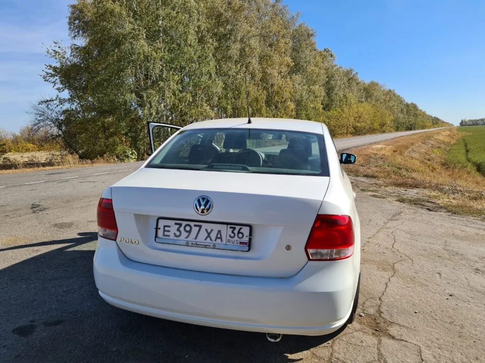 Номерные рамки rcs light на поло седан. Дактейл vw polo. Диодные габаритные лампы фольксваген поло 2011. Квадратный номер на поло седан. Белый поло гос номер 721.