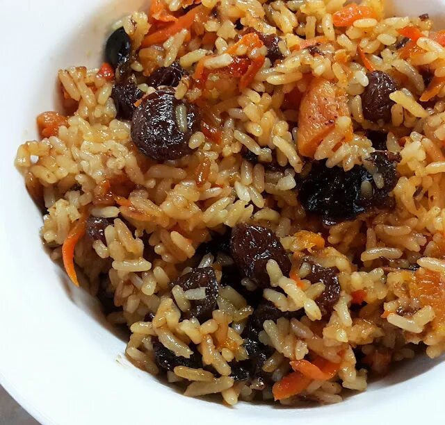 Плов из сухофруктов с рисом. Плов с сухофруктами изюм курага. армянский фруктовый плов. плов с черносливом изюмом курагой. сладкий плов с черносливом и курагой.