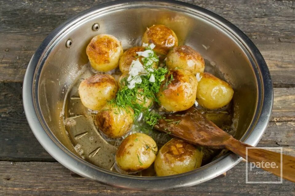 Картошка по деревенски с грибами. Жареная вареная картошка. Молодая картошка с укропом. Жареная картошка. Вареная картошка обжаренная на сковороде.