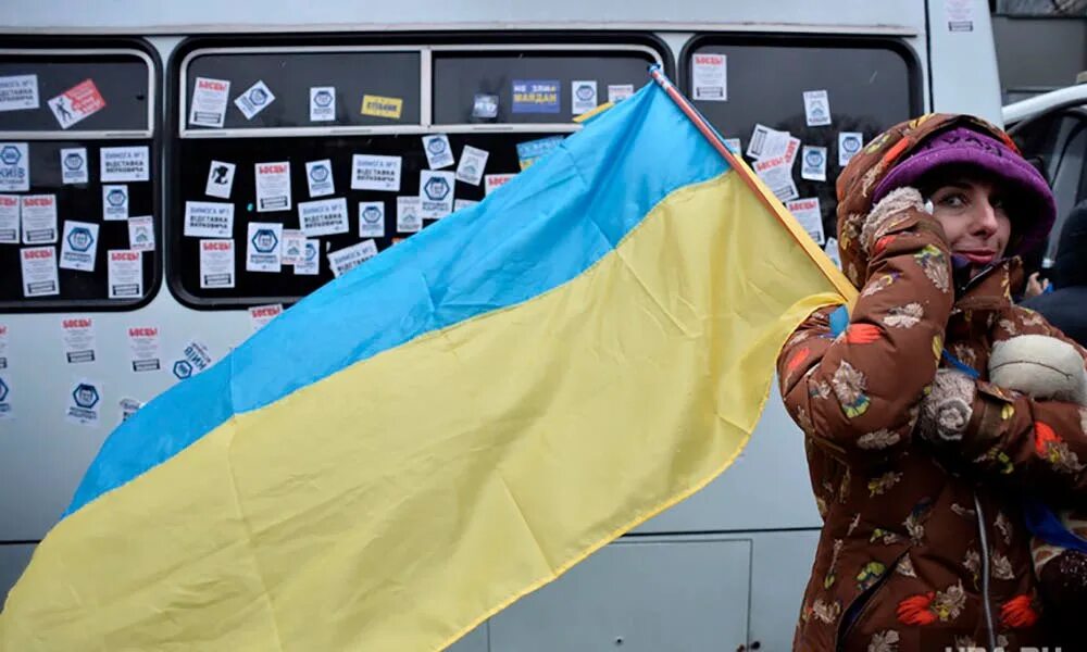 Правда что украина объявила. Флаг беженцев. Фото русских на Украине 2022. Антироссийские СМИ. Европа против украинских беженцев.