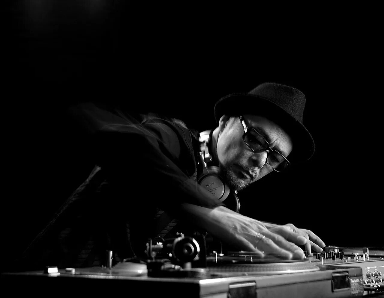 Лучшая музыка 1024. DJ Krush Krush. DJ Krush японский. Диджей. DJ картинки.