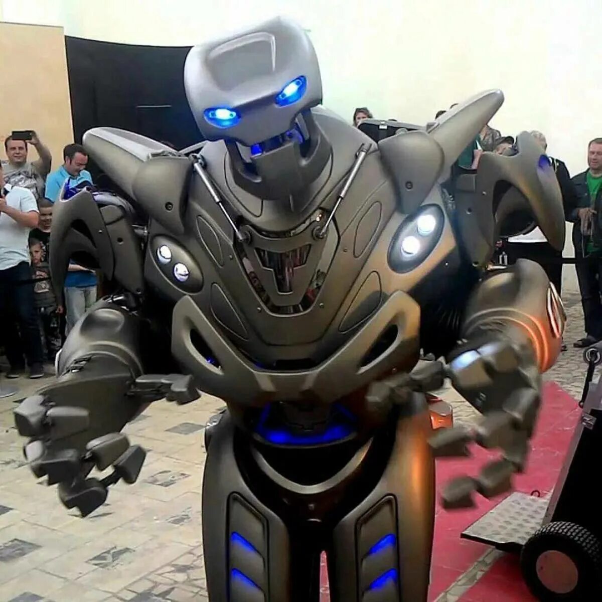 Покажи видео про роботов. Титан робот Титан. Робот Автобот Титан. Титановой робот. Робот Титан игрушка.