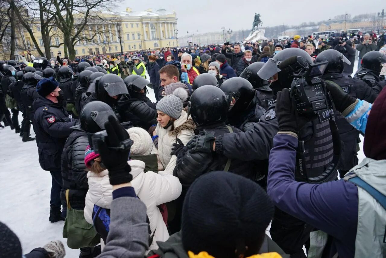 Митинги в петербурге сегодня. Протесты на Дворцовой площади. ОМОН на Дворцовой площади. Митинг на Дворцовой площади сейчас. Дворцовая площадь митинг.