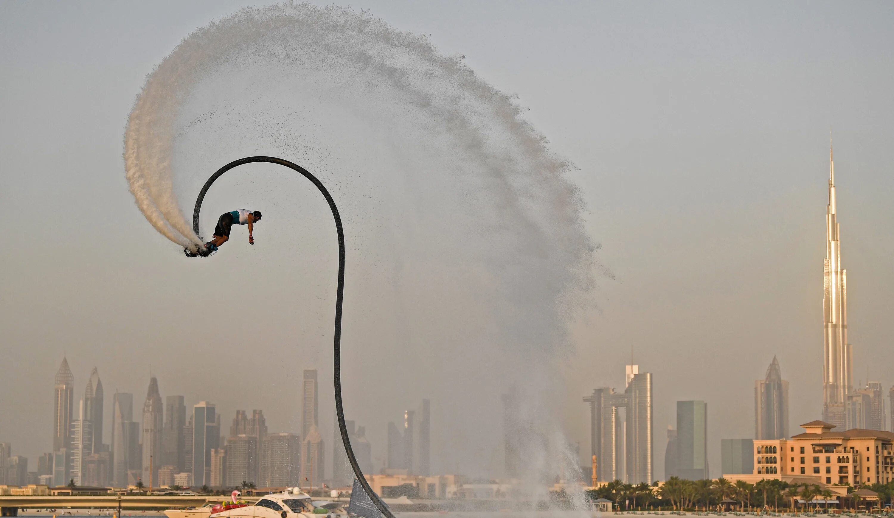 Дубай вода. Burj khalifa в облаках. Дубай вода прыгает человек. Дубаи фото с воды. Погода в дубае сегодня вода