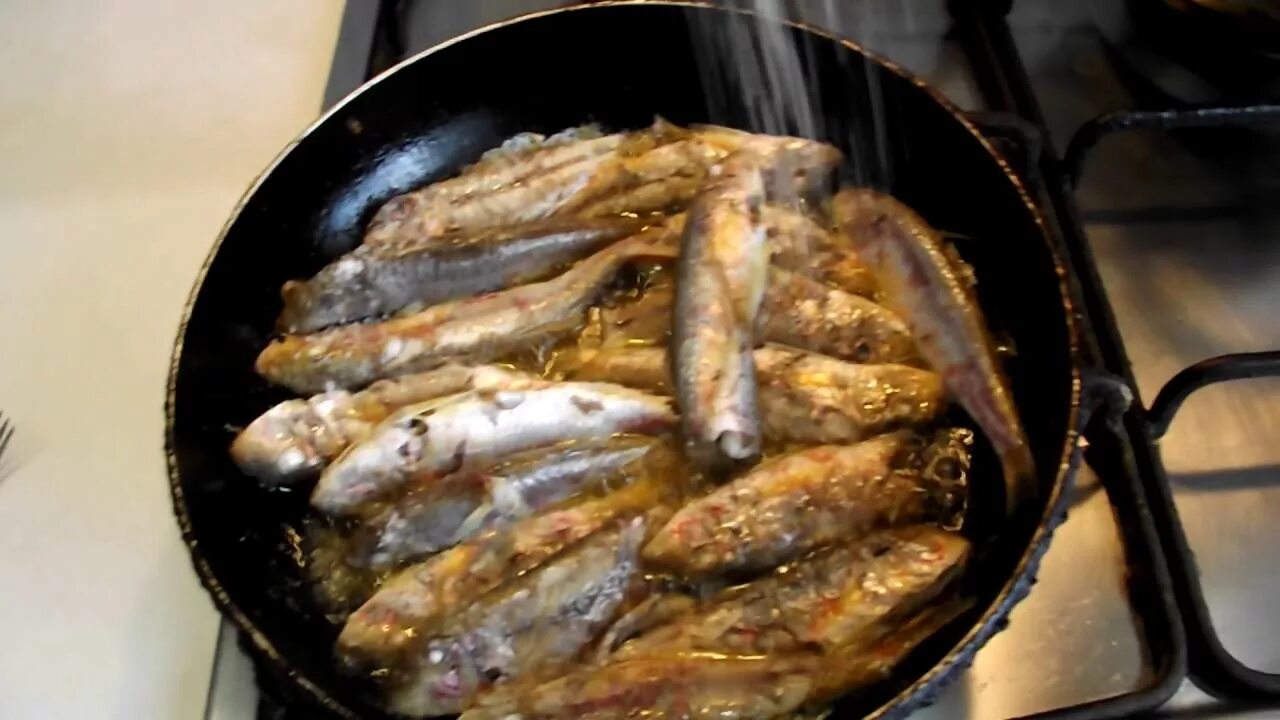 Как приготовить барабульку вкусно на сковороде. Барабулька черноморская. барабулька на сковороде. барабулька черноморская жареная. барабулька картошка.