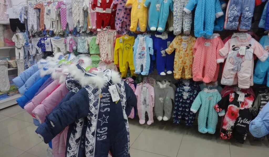 Детские интернет магазины новосибирска. Магазин дешевой одежды для детей. Детская одежда ассортимент. Мир детский магазин детский одежда. Дешевый детский магазин.