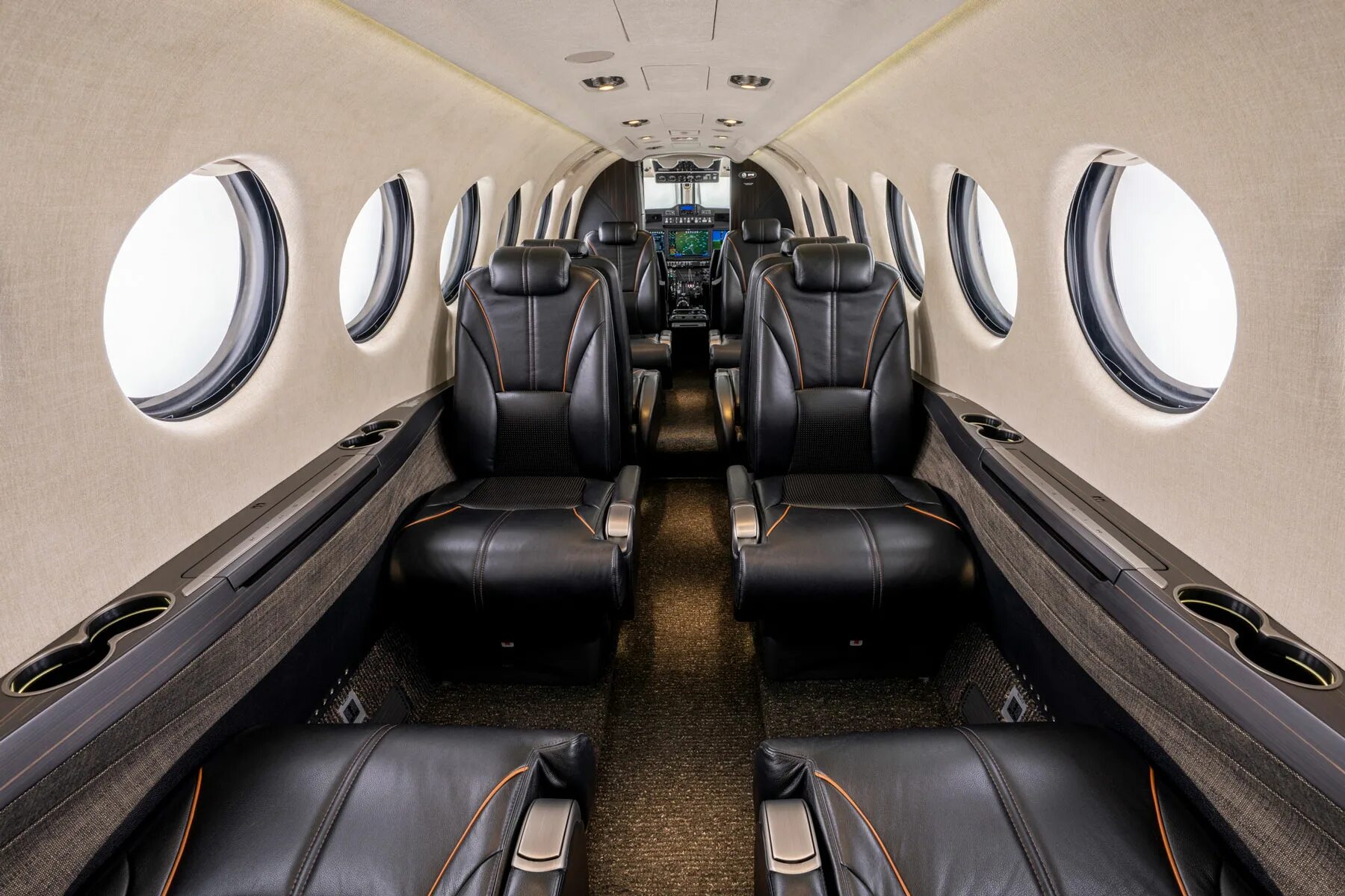 360 аир. Beechcraft King Air 360er. Beech King Air 360. King Air 360er салон. Beechcraft King Air 360 туалет.