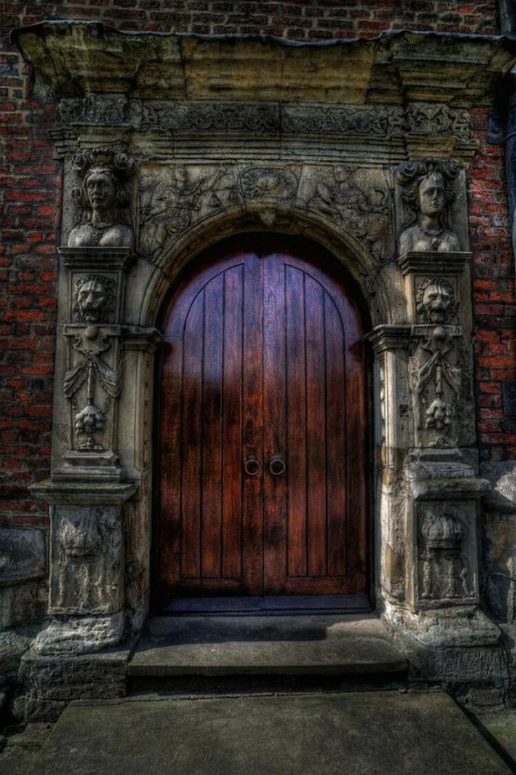 Открытые ворота замка. Старинная дверь. Ворота замка. Замок для двери. Мрачная дверь.