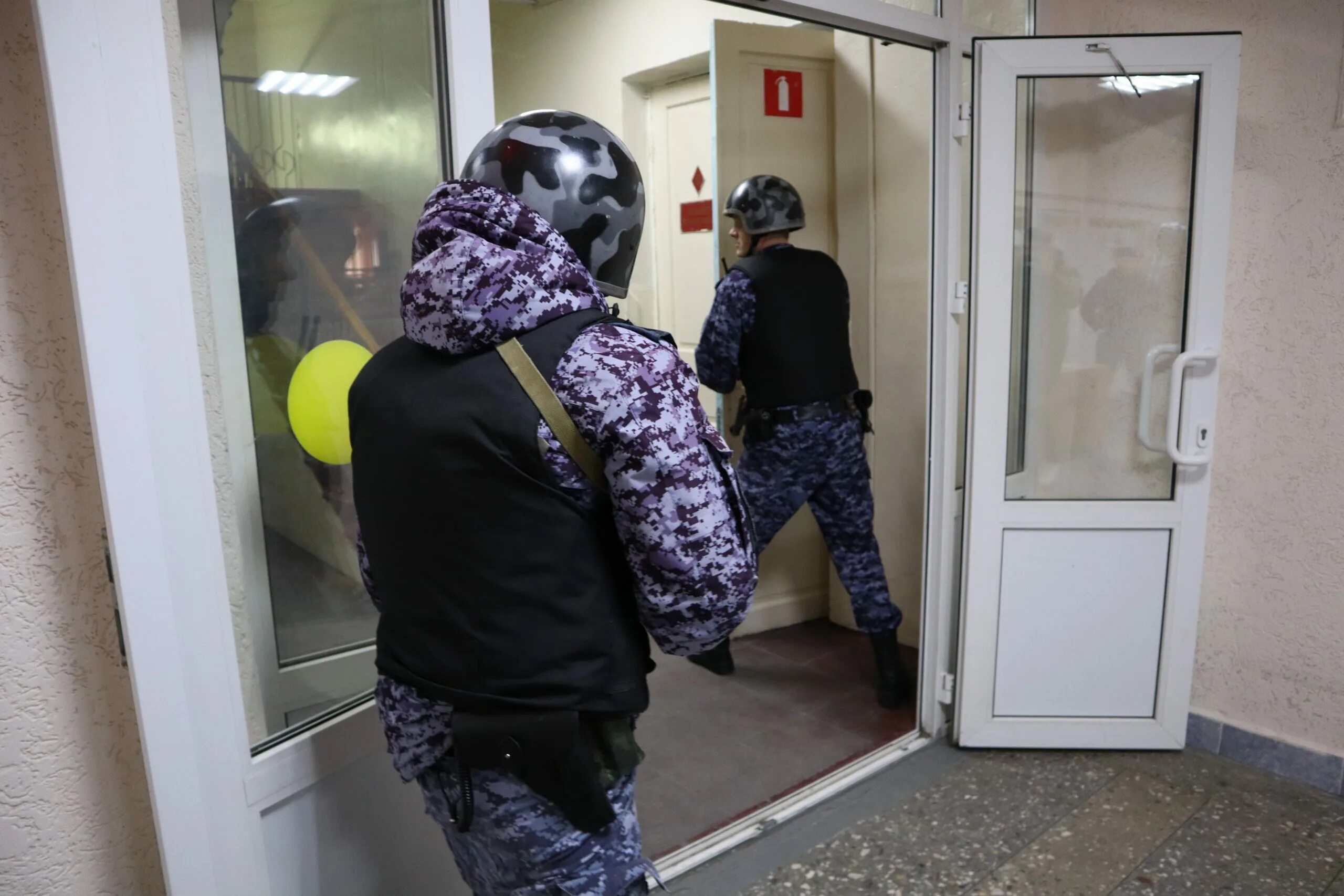 охранник росгвардии в школе. антитеррористическая защищенность росгвардия. казачий центр щит антитеррор. вневедомственная охрана росгвардия новосибирск. вневедомственная охрана росгвардии.