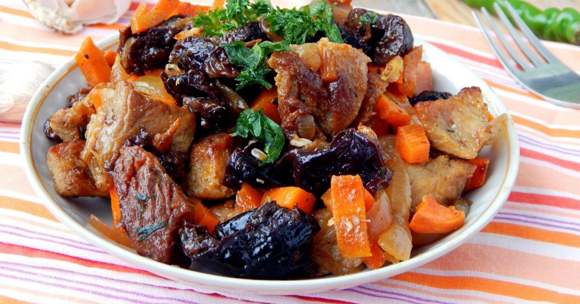 Картошка с луком и морковью в духовке. Говядина тушеная с картофелем. Жаркое с говядиной. Мясо тушеное с овощами. Мясо с перцем болгарским.