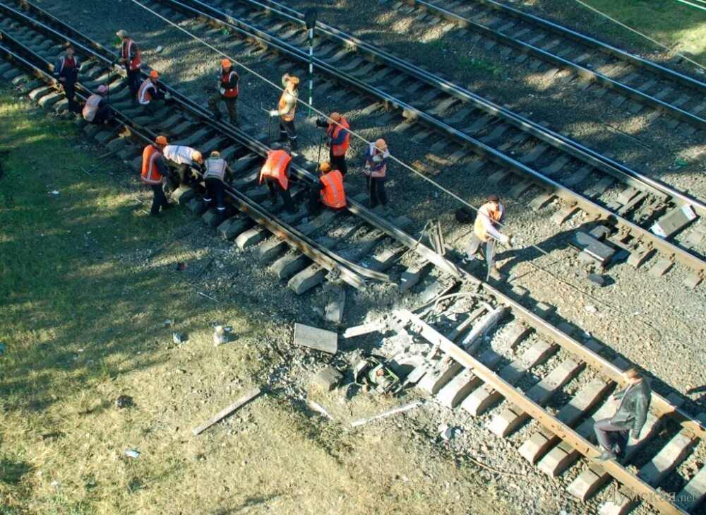 Диверсия под самарой. В Одесской области неизвестные подорвали железнодорожные пути. Подрыв железнодорожных путей в Одесской области. Подрыве железнодорожного полотна в Одесской области,. Диверсия на железной дороге.