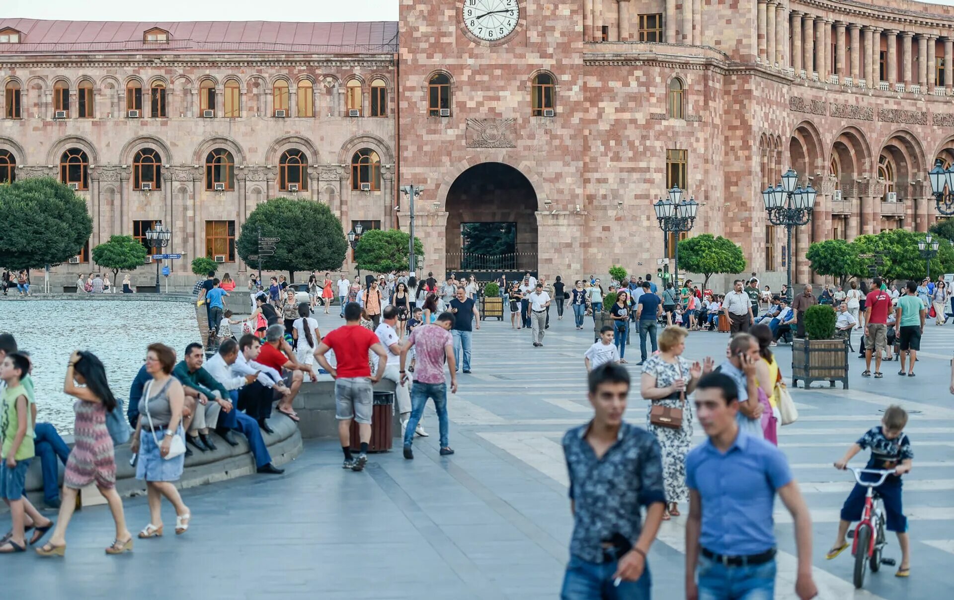 Площадь Республики Ереван люди. Армения люди на улицах. Население Армении. Жители еревана