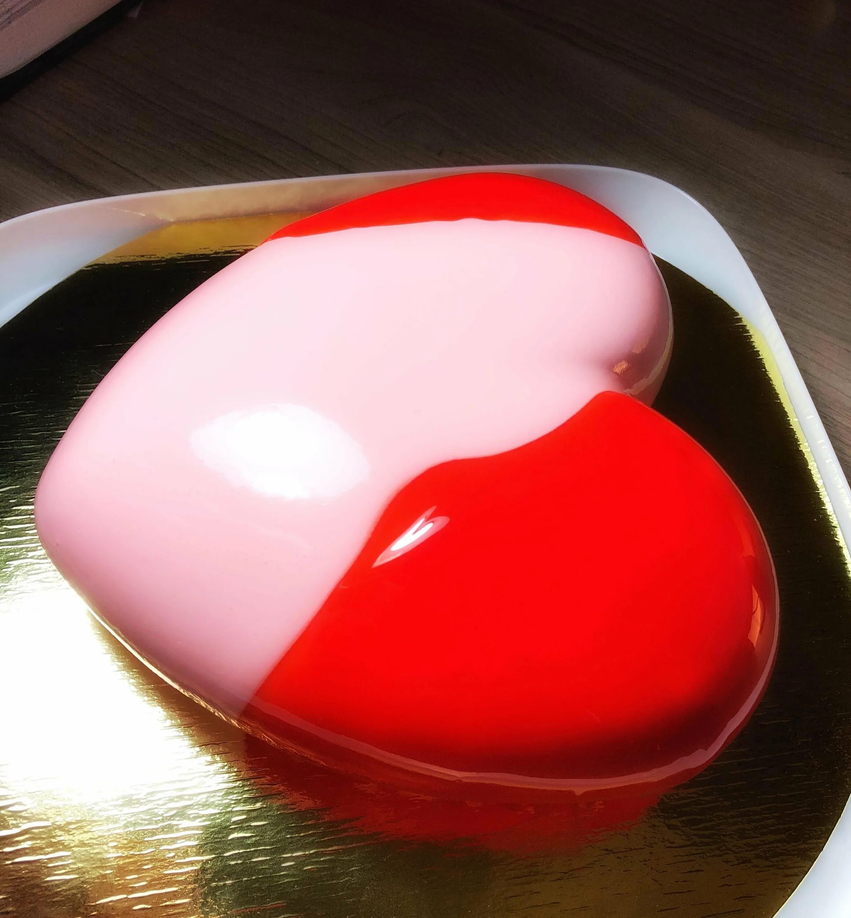 Муссовое сердце с зеркальной глазурью. Муссовое пирожное с зеркальной глазурью. Муссовый торт сердце. Торт сердце с зеркальной глазурью. Глазурь энди