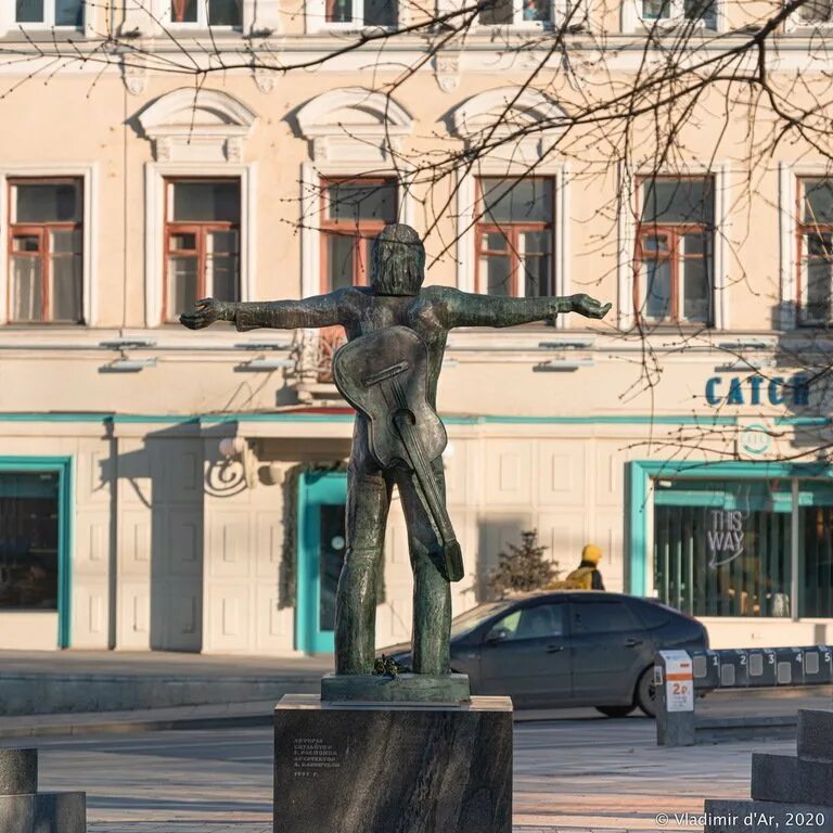 Памятник высоцкому на петровке. Москва памятник высоцкому на петровке. Памятники на страстном бульваре. Памятник владимиру высоцкому в москве петровка. Памятники на страстном бульваре.
