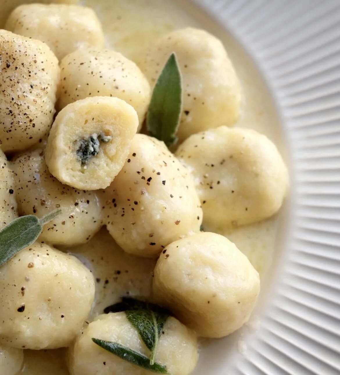 Картофель кнедли. Клёцки для супа. Как сделать вкусные клецки. Ньоки картофельные ньокки. Клецки глекель.