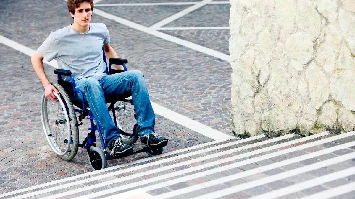Человек в инвалидной каляс. Человек на коляске. Инвалид колясочник. Коляска для инвалидов.
