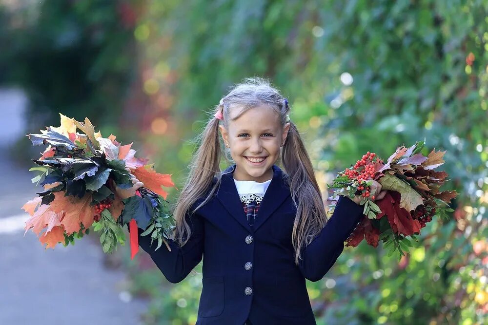 Осенняя школьная фотосессия. Осень школа. Фотосессия первоклассника. Осенняя фотосессия класса в парке. Осень первоклашки.