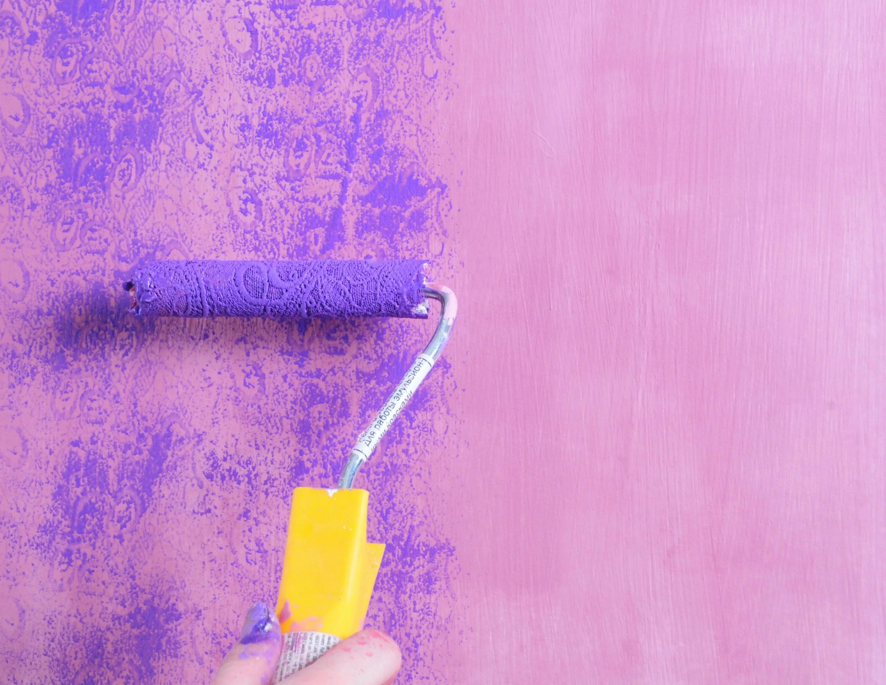 Лучшие краски для покраски обоев. Декоративная покраска стен. Декор стен водоэмульсионной краской. Оригинальная покраска стен. Крашенные стены.