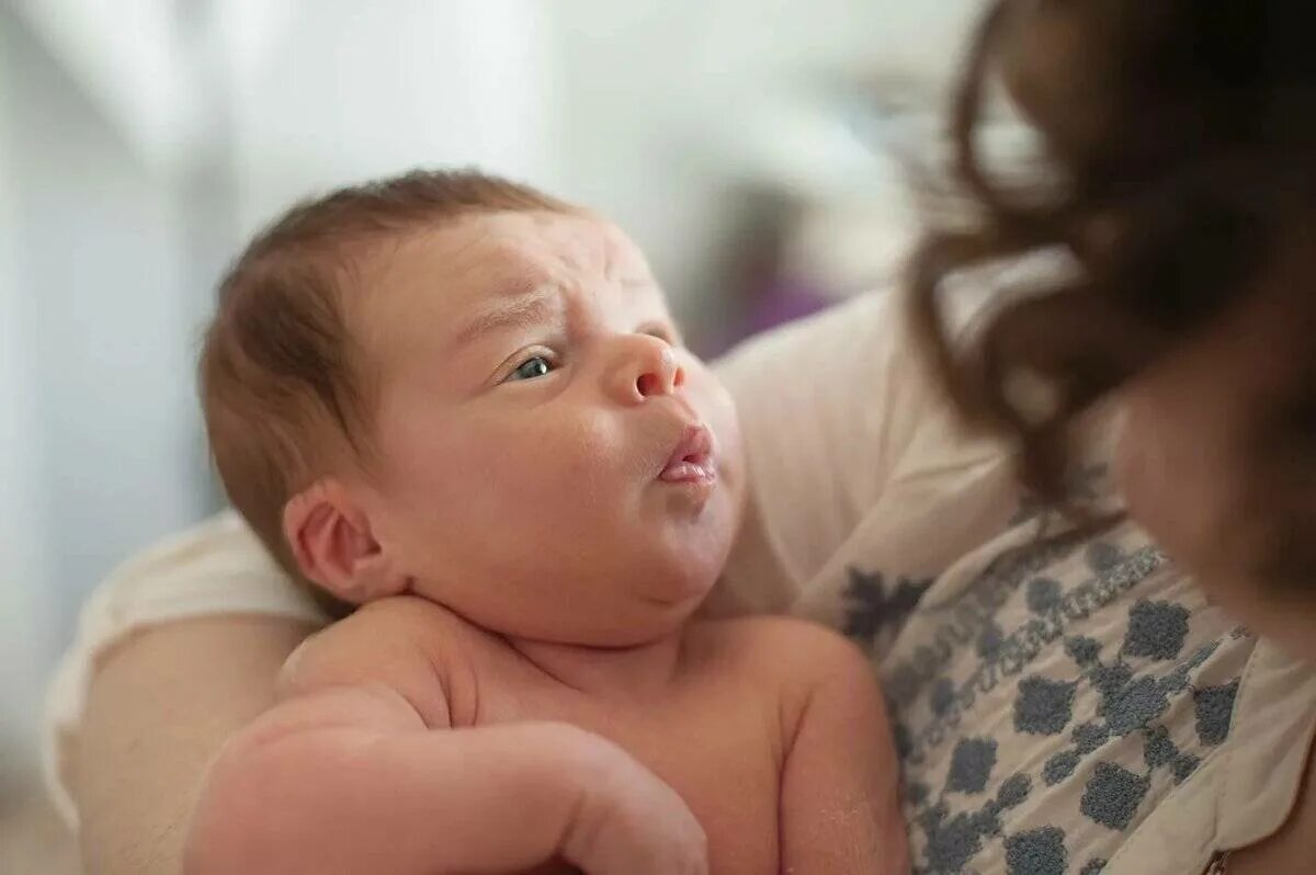 Когда начинают видеть новорожденные после рождения. Взгляд младенца после рождения. Новорожденный ребенок и его взгляд. Гуление ребенка.