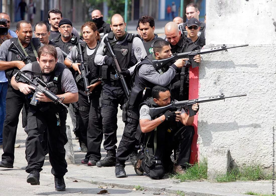 Бандитизм терроризм. Бандитские фавелы Рио де Жанейро фото. Полиция Рио де Жанейро.