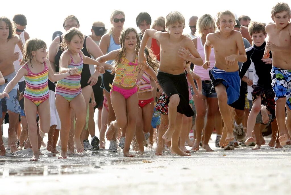 Naturism fun. Детский пляж. Детские пляжи в Америке. Нудистские детские. Детский нудистский лагерь.