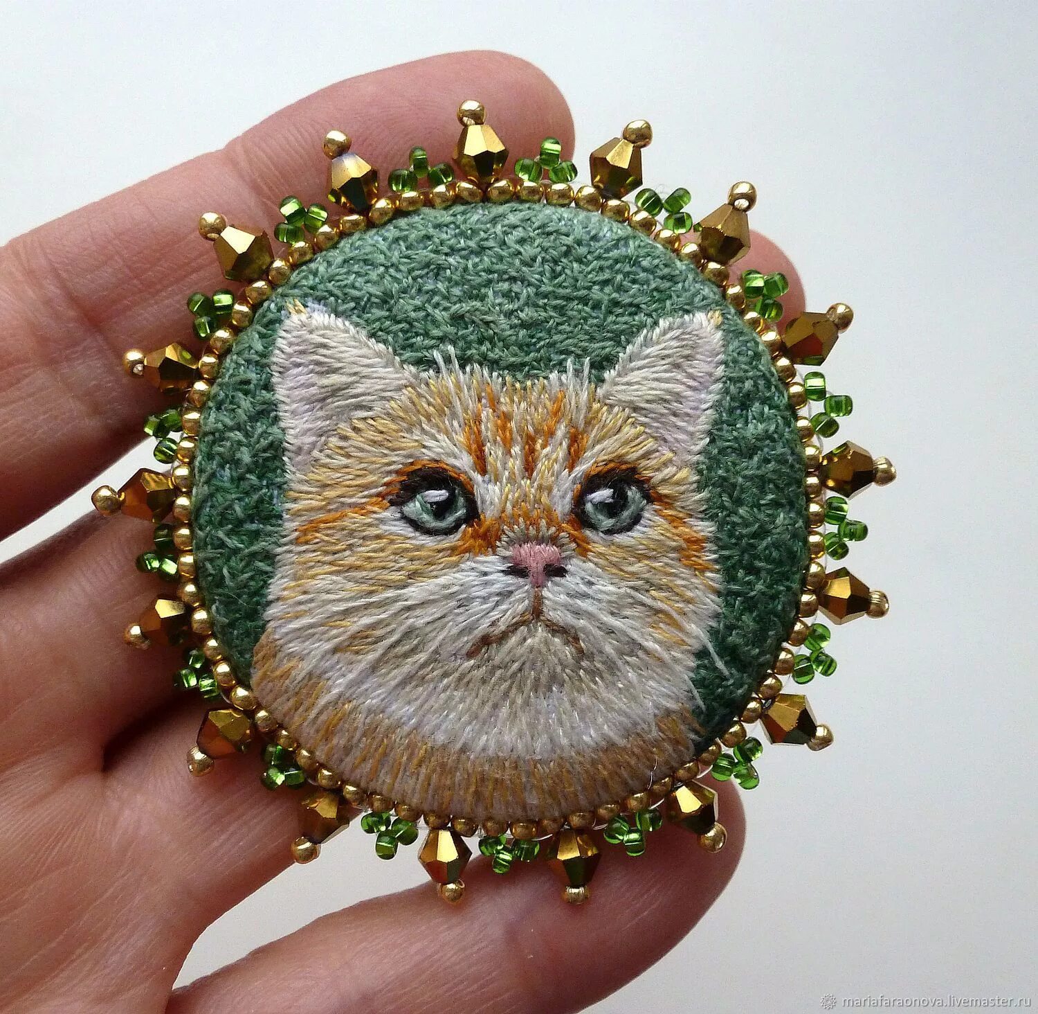 Вышитые броши. Вышитые броши. Брошь вышивка гладью. Вышитая брошь. Вышиваем брошку.