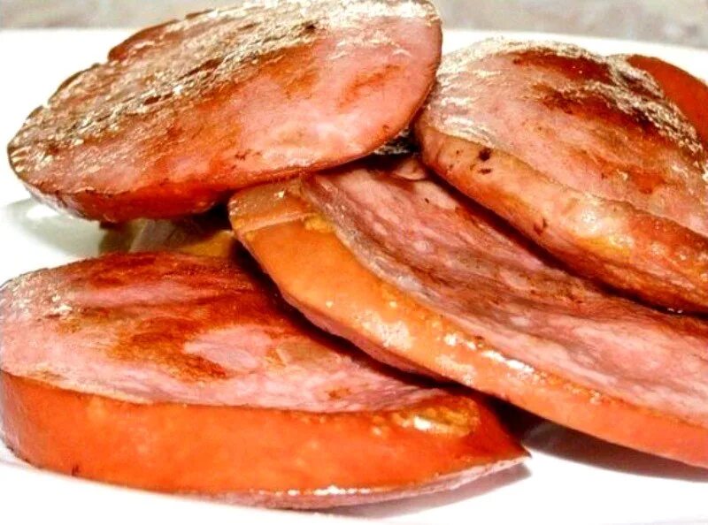 Гриль колбаски купаты. Жареная вареная колбаса. Обжарить колбасу. Яичница с болгарским перцем. Сосиски гриль.