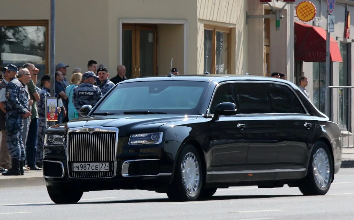 Сколько стоит президентский. Аура машина Путина. Автомобиль президента России Путина Аурус. Aurus-41231 «Сенат». Аурус лимузин.