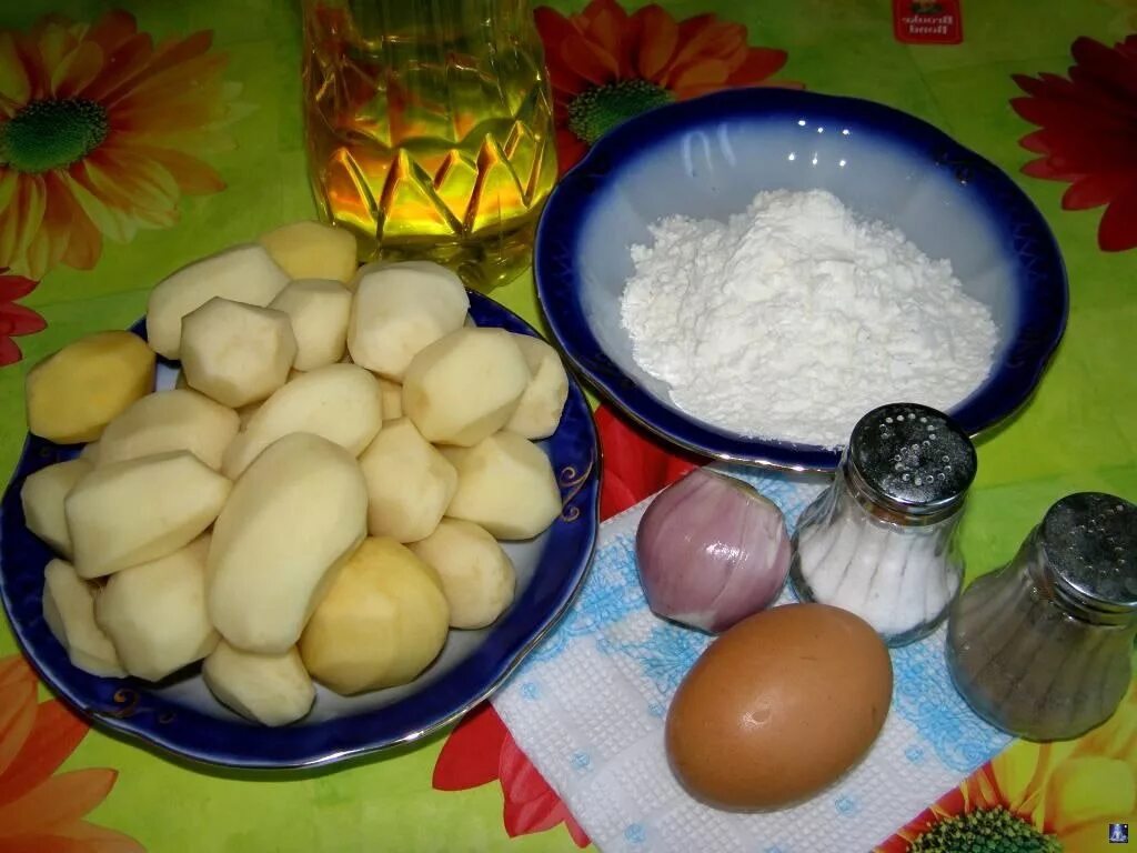 Галушки яйца и мука. Ингредиенты для картофельных драников. Картошка для драников. Драники из картошки Ингредиенты. Продукты для драников из картошки.