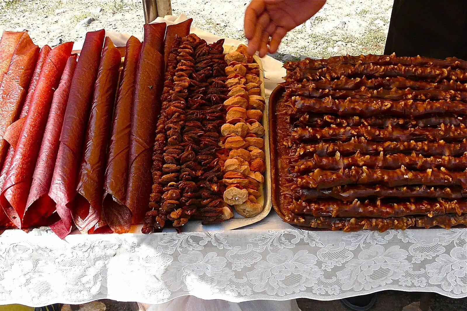 Дагестанская халва бахух. Дагестанские сладости. Турецкие сладости на темном фоне картинки обои на телефон. Дагестанские сладости. Халва индийская соан папди "деси гхи".