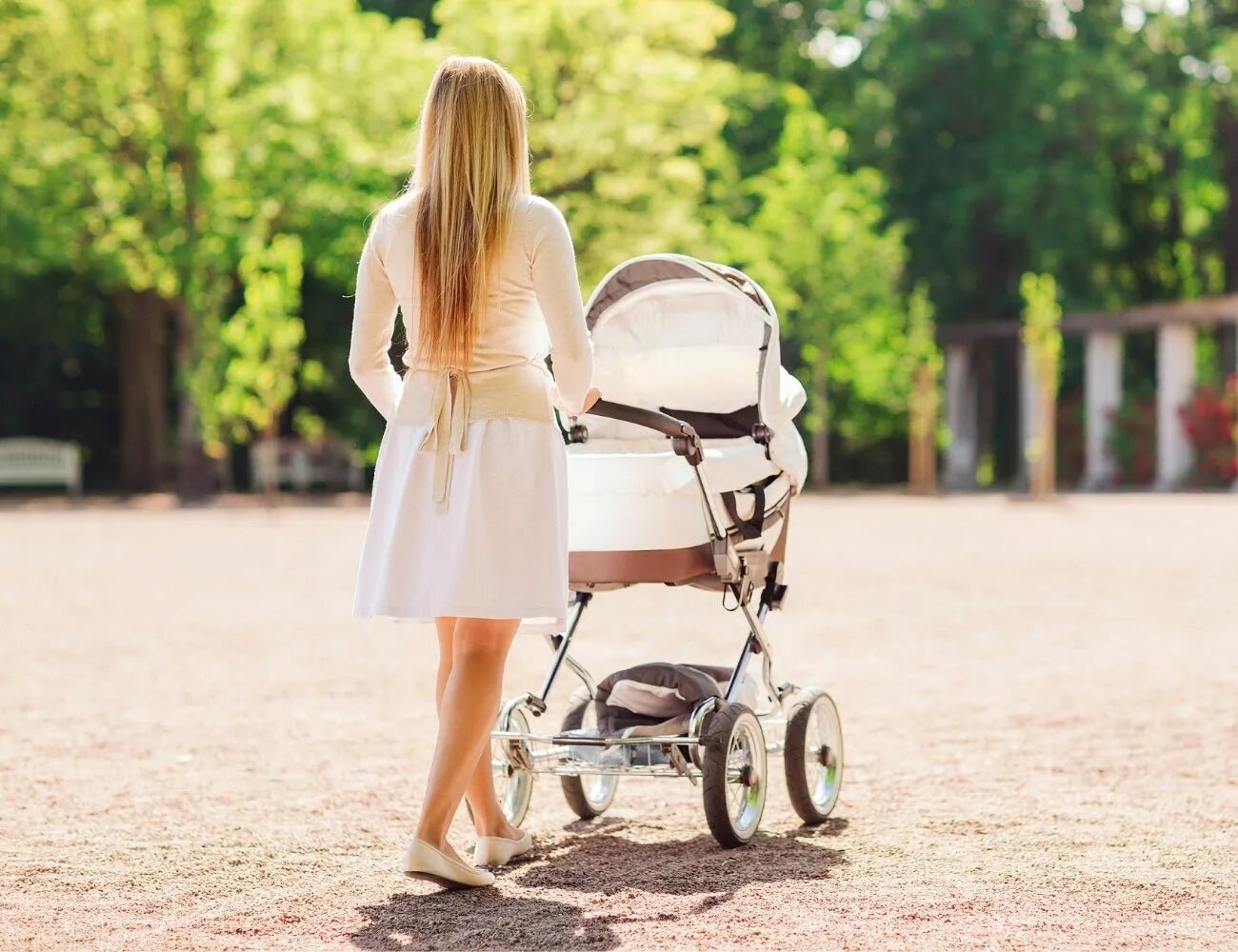 мамы с колясками на прогулке. фотосессия мама с коляской. коляска детей кейт миддлтон. коляска прогулка. коляска прогулка.
