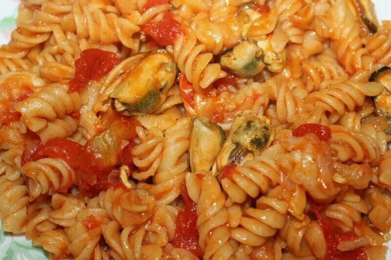 паста al dente. макароны гребешки. вермишель аль денте. макароны в кастрюле. полусырые макароны.