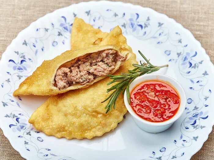 Чебуреки. Чебуреки на тарелке. Блюда чебуреки. Вкусные чебуреки. Чебуреки с мясом.