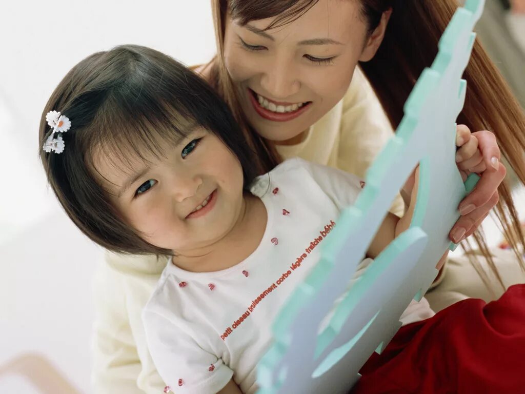 Японское воспитание. Воспитание детей в Японии. Японская женщина с ребенком. Японская семья воспитание. Японские папаши
