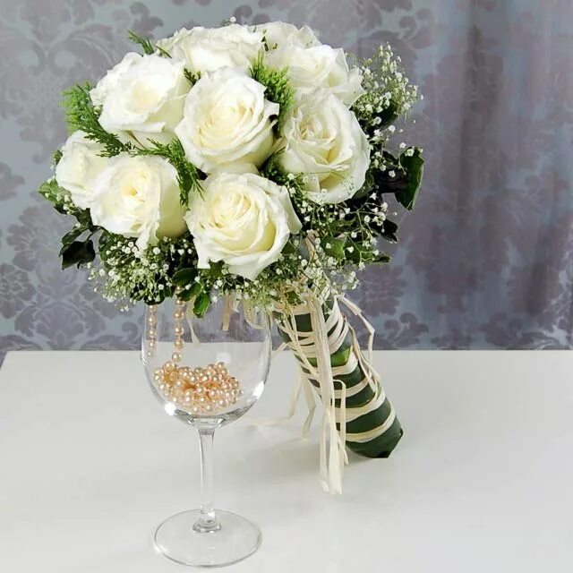 Букет на свадьбу белый. Свадебный букет невесты из белых роз. Букет невесты из белых роз и гипсофилы. Букет невесты розы и гипсофила.