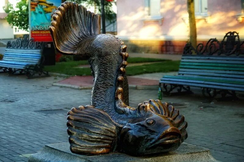 Бердянск рубль. Памятник бычку в бердянске. памятник рыбе бычку в бердянске. памятник бычку кормильцу. памятник рыбке бердянск.