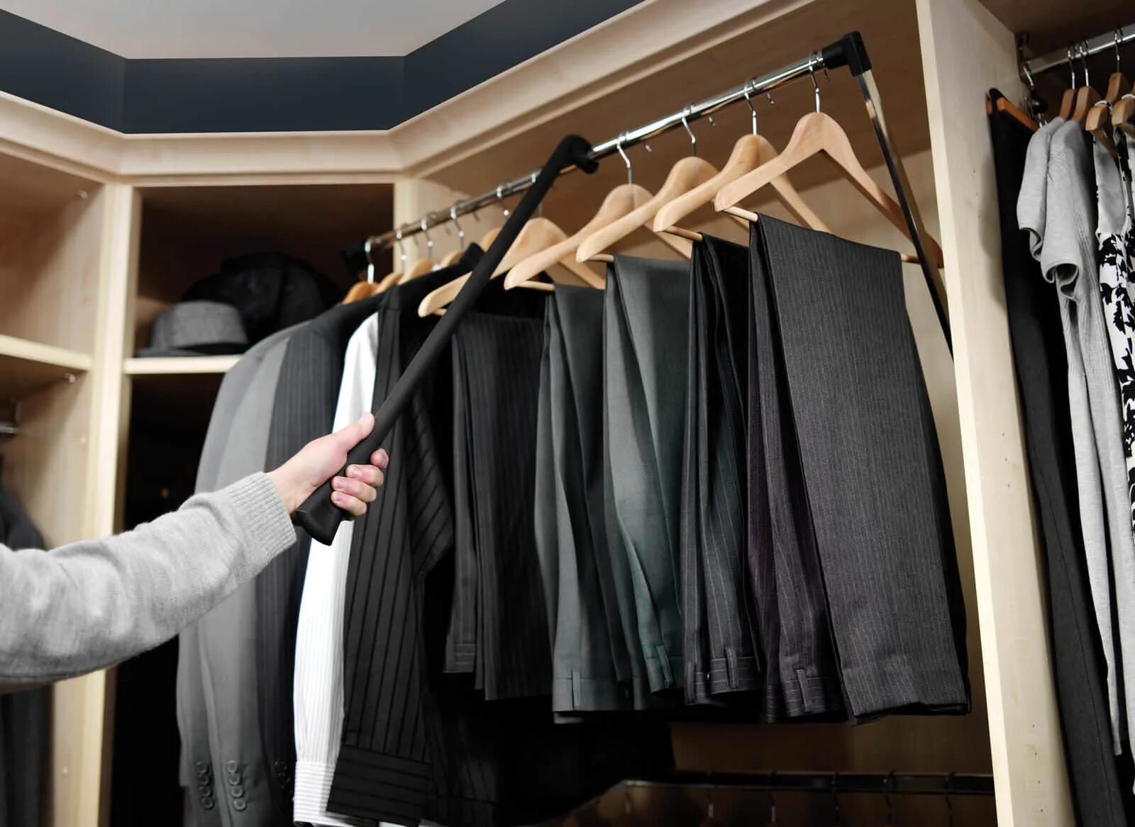 Выдвижная брючница vibo. Вешалка pavera для брюк 169/30. Шкаф брюк. Брючница аристо выдвижная. Gtv фурнитура брючницы.