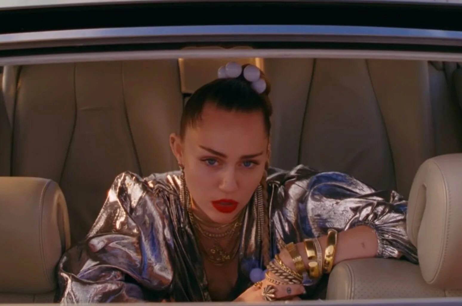 Miley cyrus broken. Miley cyrus nothing breaks like a heart. майли сайрус nothing breaks. miley cyrus 2025. mark ronson miley cyrus nothing breaks like a heart.