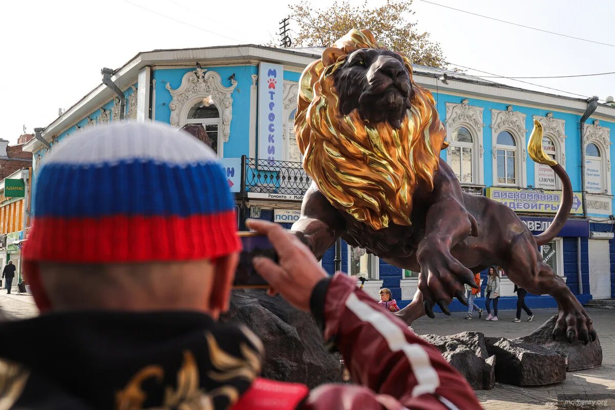 Лев на челябинском тракте. Москва фигура льва на улице. Лев на челябинском тракте. Лев с вайнера золотыми. Лев в екатеринбурге на вайнера с золотыми яйцами.