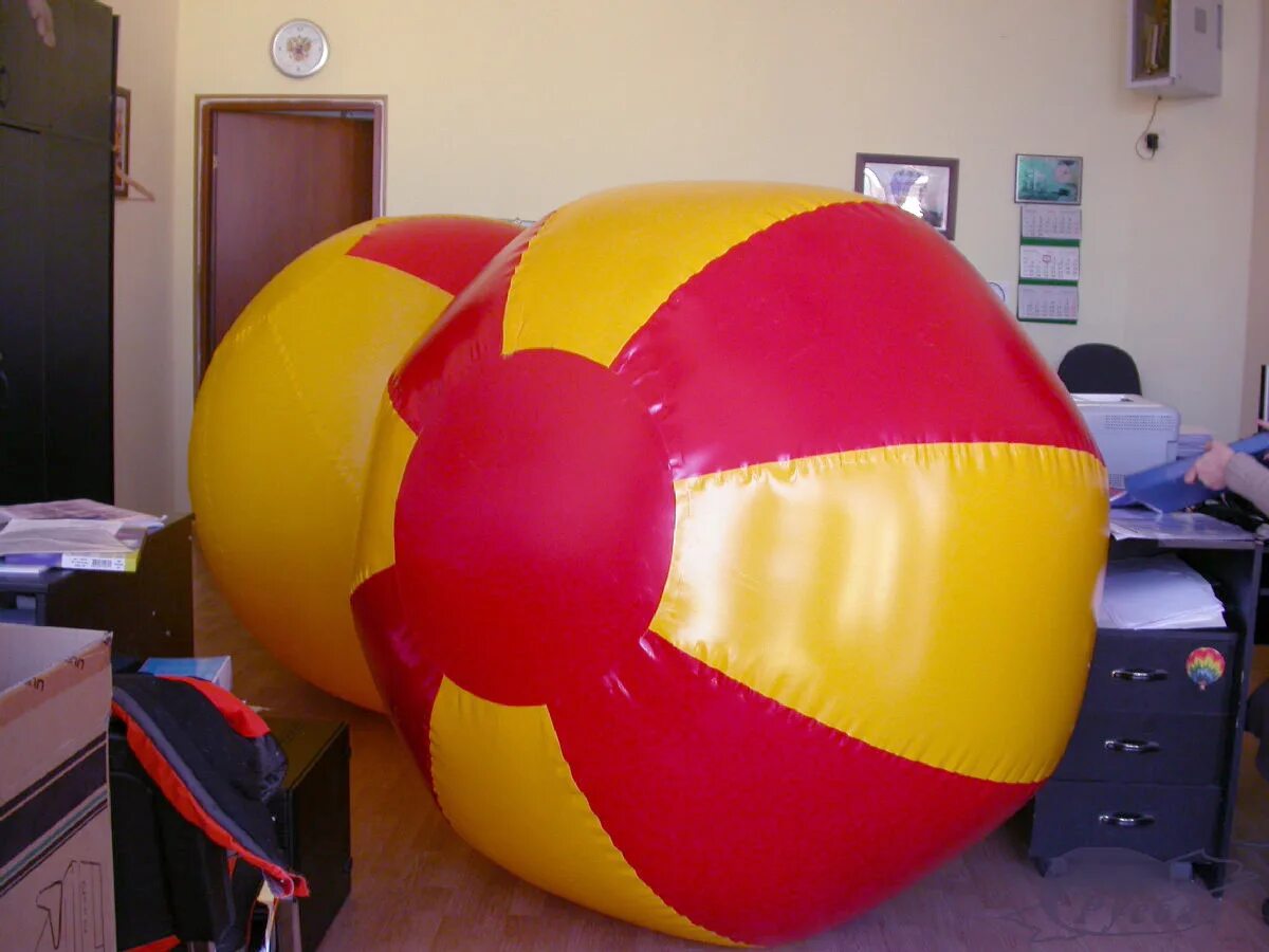 Гигантский мяч. Гигантский блистерный мяч wubble bubble ball. Надувной мячик. Дети надувают шарики. Мячик надувной детский.