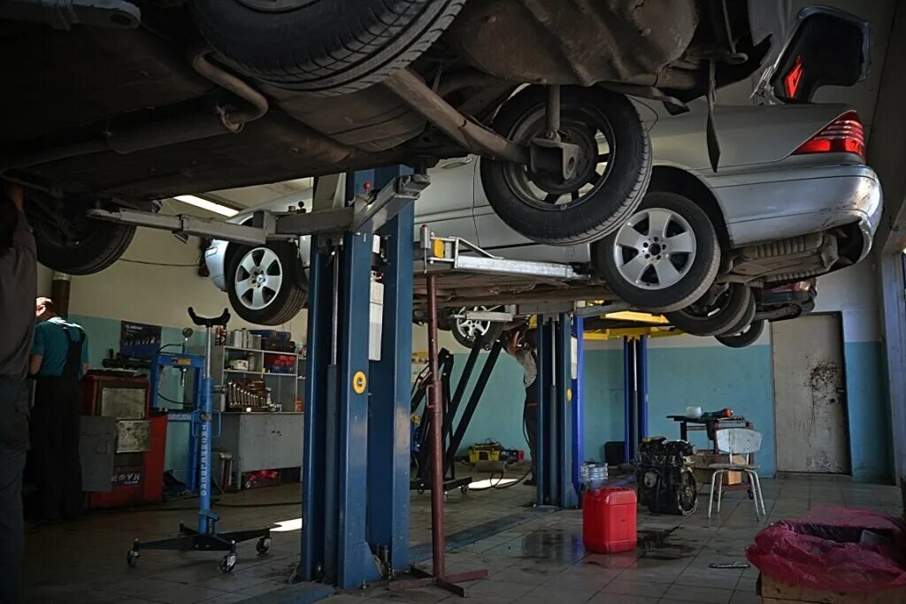 оборудование для автосервиса. машина в автосервисе. современная автомастерская. сто автомастерская. автосервис киа.