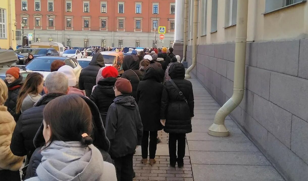 Очередь в музей позитив. Очередь в эрмитаж 2023. Очередь в эрмитаж. Очередь в музей. Очередь в музей.
