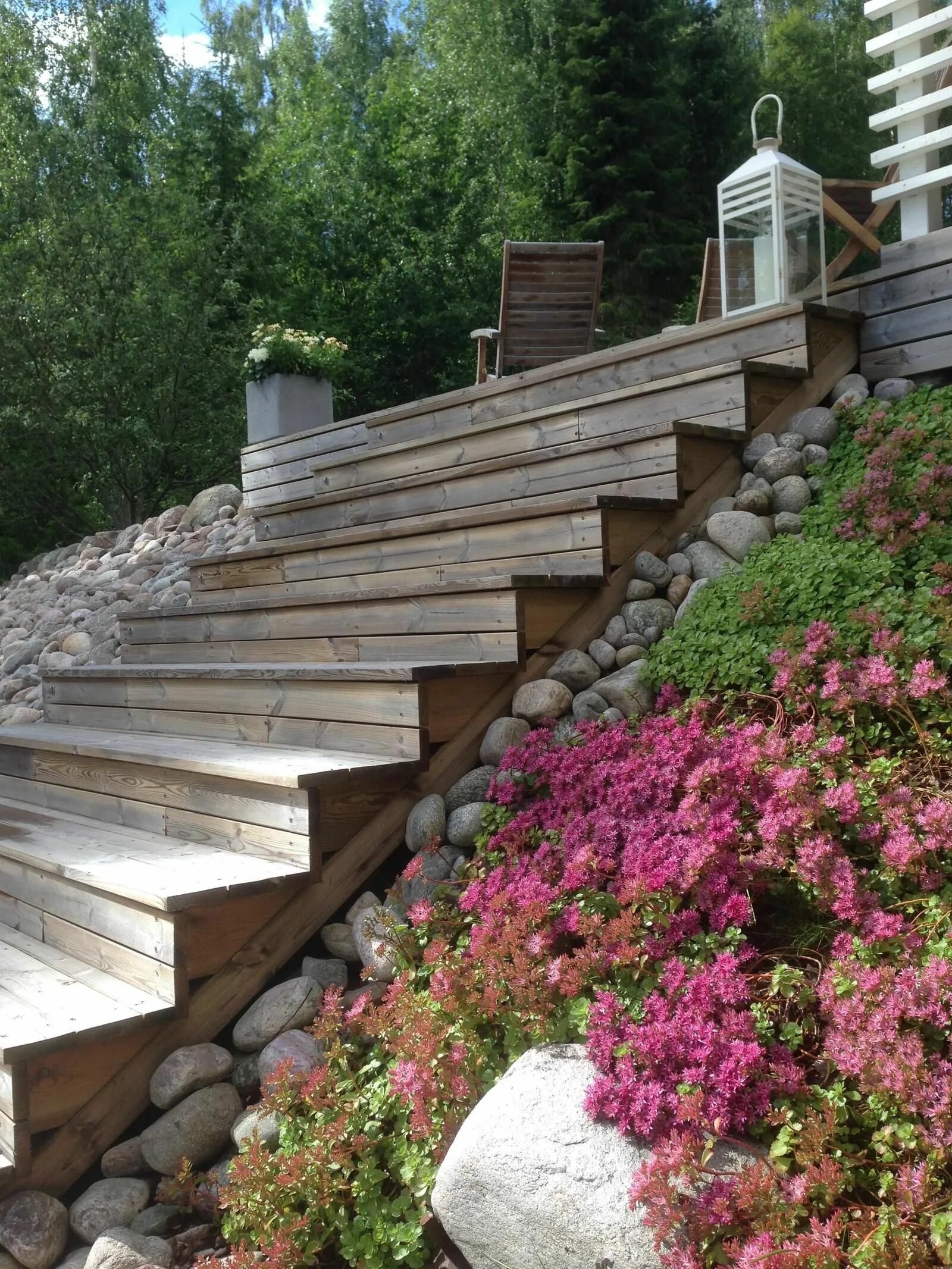 Ступеньки на склоне. Ступеньки в саду. Лестница на склоне. Лестница на рельефе. Деревянная лестница в ландшафте.