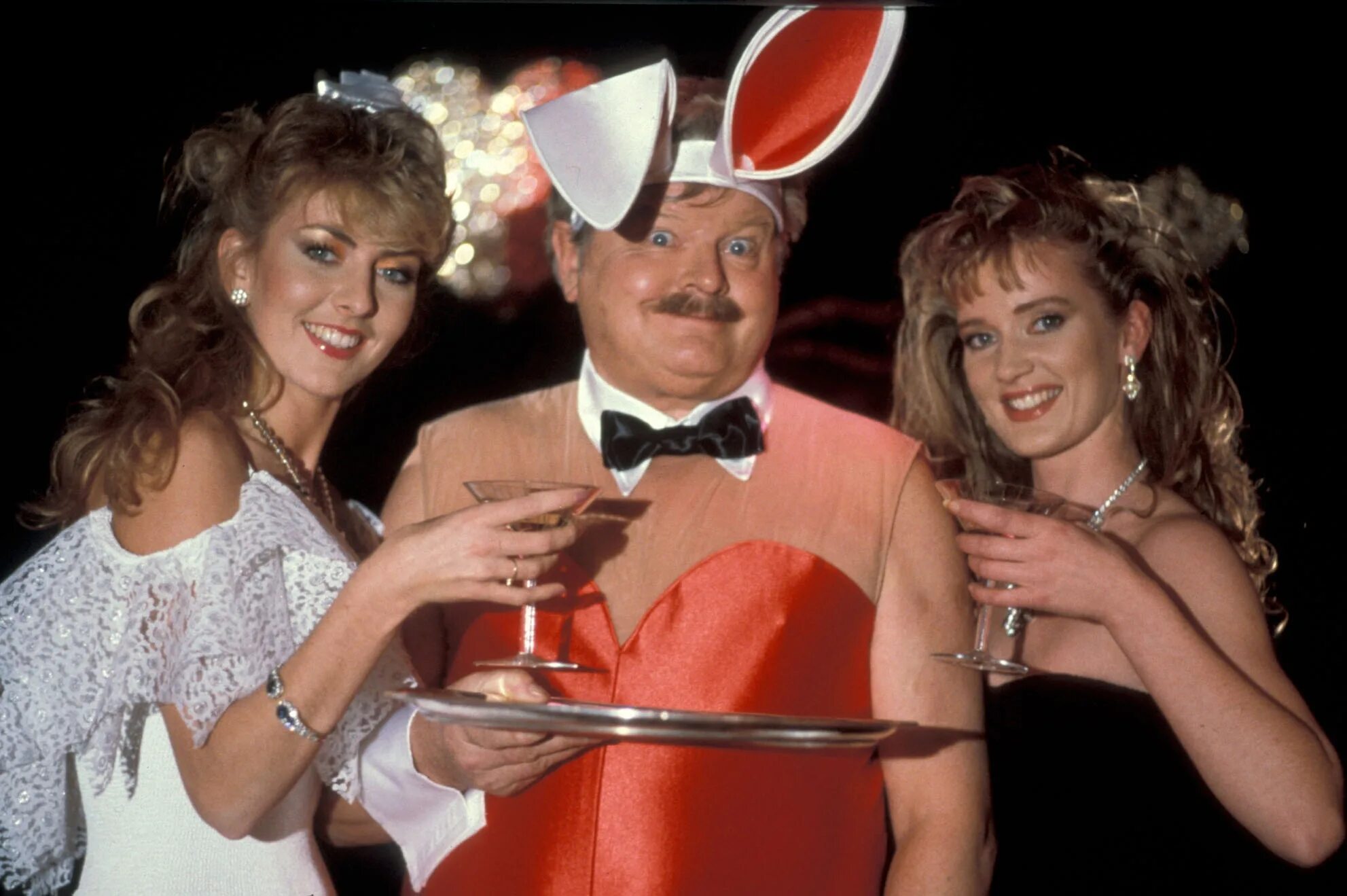 Benny hill шоу. Benny hill шоу. Бенни хилл. Бенни хилл шоу постер. Бенни хилла шоу бенни.